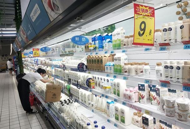 新京报报道,有企业内部员工爆料,杭州某食品在生产乳酸菌饮料